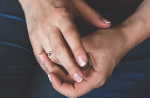 Ce mai vand romanii online: de la inele de logodna la portretele sotilor Ceausescu