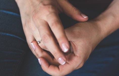 Ce mai vand romanii online: de la inele de logodna la portretele sotilor Ceausescu