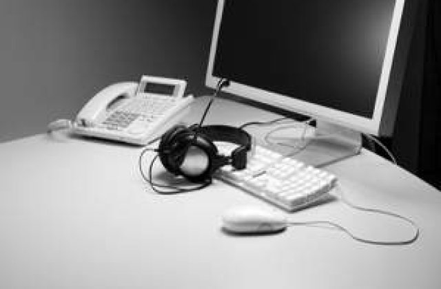 Alo? Ne asculta pe banii nostri!