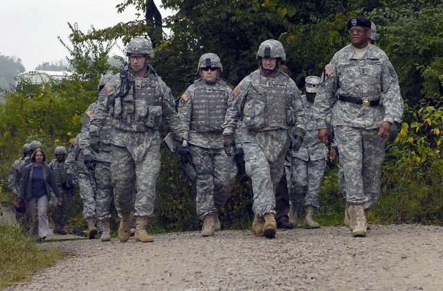 Basescu: Romania isi mentine participarea la KFOR