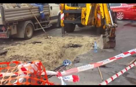 Un muncitor a murit, iar alti doi sunt raniti dupa ce au fost prinsi sub pamant pe un santier din Sibiu