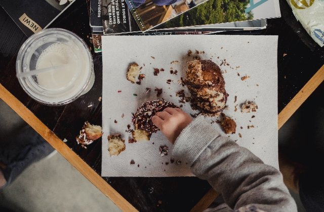 Studiu: Mancatul emotional este dobandit de copii din mediul familial, nu mostenit pe cale genetica