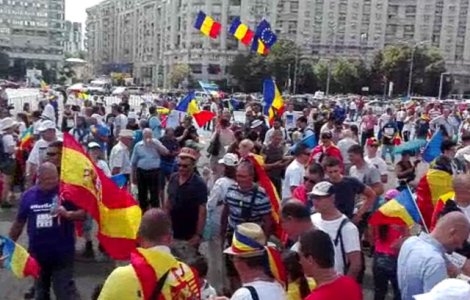 Miting Diaspora: Aproape 100.000 de persoane au fost in Piata Victoriei. Incidente intre jandarmi si protestatari