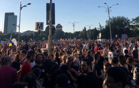 Noi proteste in fata Guvernului: Zeci de mii de oameni s-au strans in Piata Victoriei