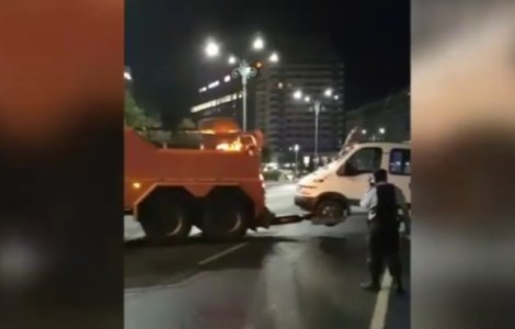 Rulota parcata in Piata Victoriei inca de joi a fost ridicata/ VIDEO