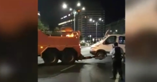 Rulota parcata in Piata Victoriei inca de joi a fost ridicata/ VIDEO