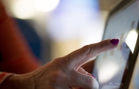 Oamenii de stiinta au explicat modul in care lumina albastra emisa de ecrane accelereaza pierderea vederii