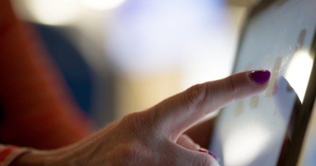 Oamenii de stiinta au explicat modul in care lumina albastra emisa de ecrane accelereaza pierderea vederii