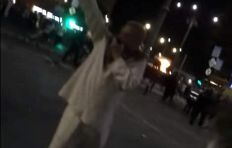 Cum explica barbatul in alb interventia Jandarmeriei: "Ne-ai omorat oameni acolo! Mi-ai omorat jandarmi"