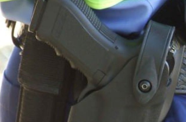 Politia Capitalei: Barbatul care a sustras pistolul jandarmeritei, retinut pentru 24 de ore