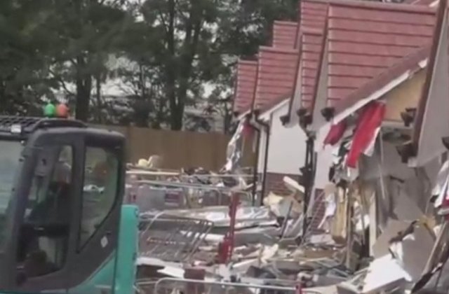 Motivul pentru care un roman a distrus cu un excavator cinci case noi, in Marea Britanie/ VIDEO