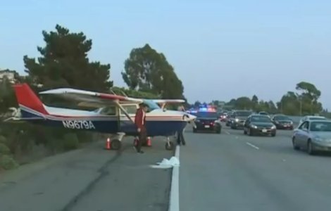 Momentul in care un avion aterizeaza pe o autostrada din California/ VIDEO