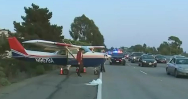 Momentul in care un avion aterizeaza pe o autostrada din California/ VIDEO