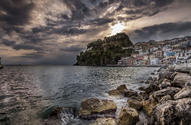 Vreme nefavorabila cu ploi, grindina si vijelii in Grecia