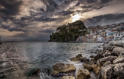 Vreme nefavorabila cu ploi, grindina si vijelii in Grecia