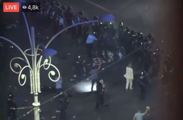 "Omul in alb" de la proteste este Catalin Paraschiv, seful Brigazii Speciale a Jandarmeriei. Cum explica violenta jandarmilor de la proteste