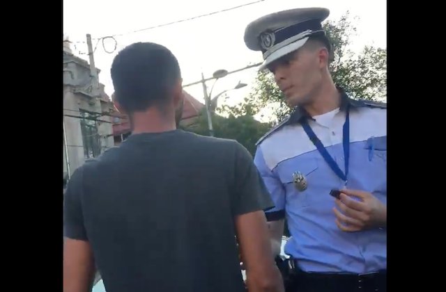 Politia Capitalei, dupa ce un politist i-a spus unui sofer sa dea jos drapelul de pe masina / VIDEO