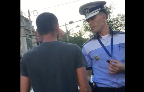 Politia Capitalei, dupa ce un politist i-a spus unui sofer sa dea jos drapelul de pe masina / VIDEO