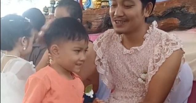 De ce a venit un tata imbracat in rochie la serbarea fiului sau/ VIDEO