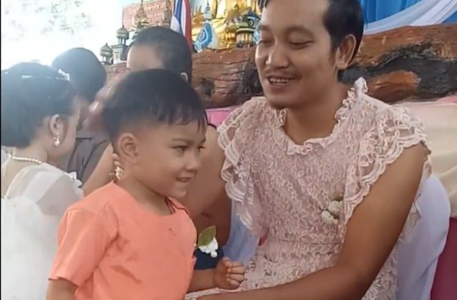 Gestul emotionant al unui tata, la serbarea dedicata mamelor / VIDEO