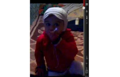  Video  O fetita de 2 ani fumeaza si bea cafea