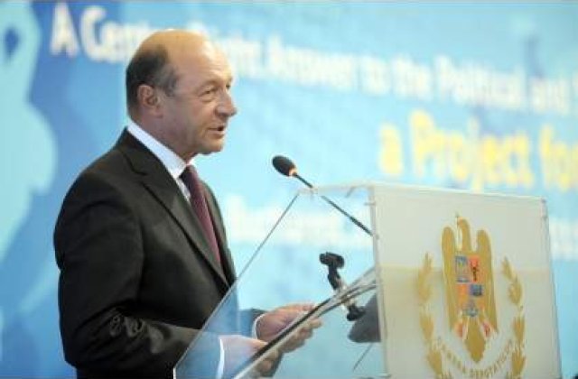Basescu, intampinat de taranisti cu scandarea "Traiasca Regele"