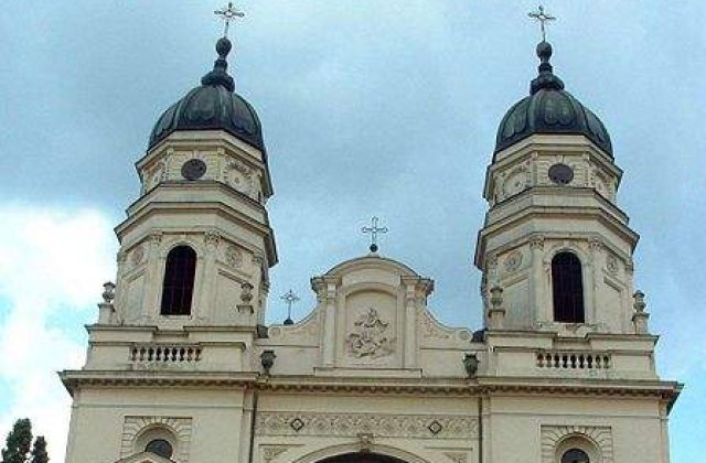 Iasi: 8.000 de pelerini asteapta sa se inchine la moastele Sfintei Parascheva