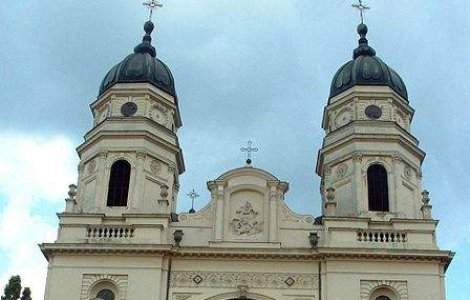 Iasi: 8.000 de pelerini asteapta sa se inchine la moastele Sfintei Parascheva