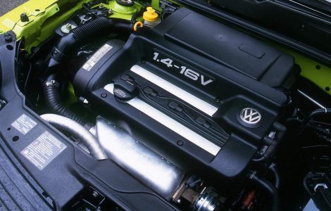 Este bine sa speli motorul masinii?