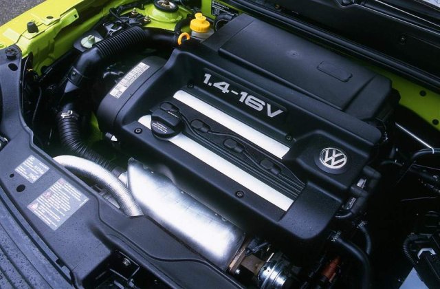 Este bine sa speli motorul masinii?