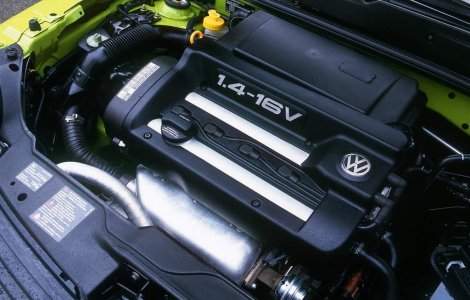 Este bine sa speli motorul masinii?