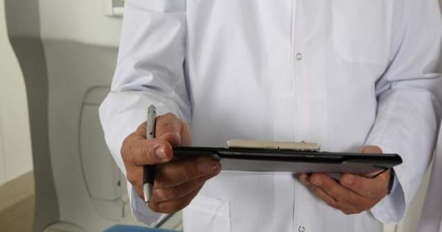 O femeie a fost la un pas de moarte dupa ce a vrut sa nasca la domiciliu. Medicii vor sa faca plangere penala