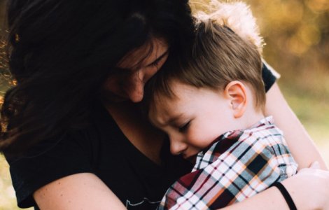 Studiu: Un stil parental exagerat de protector ar putea influenta negativ bunastarea emotionala a copilului