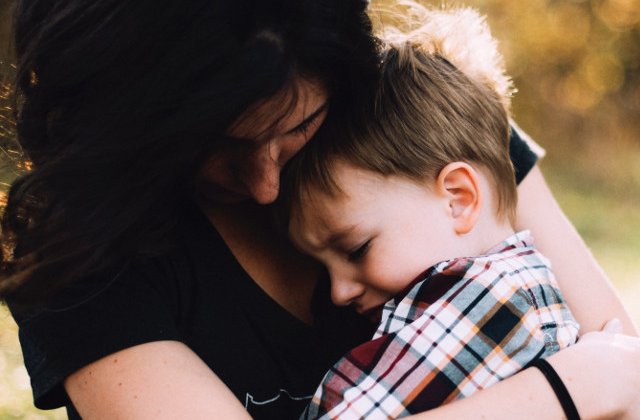 Studiu: Un stil parental exagerat de protector ar putea influenta negativ bunastarea emotionala a copilului