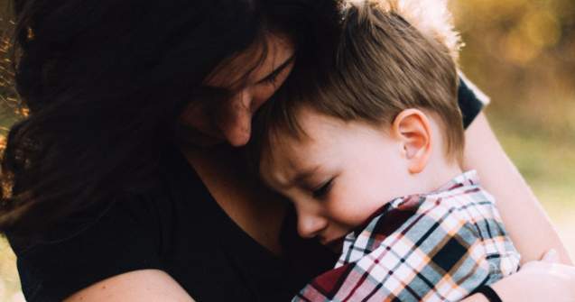 Studiu: Un stil parental exagerat de protector ar putea influenta negativ bunastarea emotionala a copilului