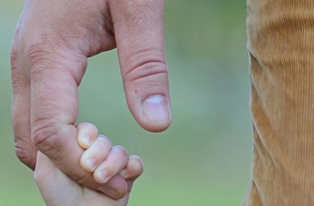 Motivul pentru care un tata a incercat sa isi vanda fetita