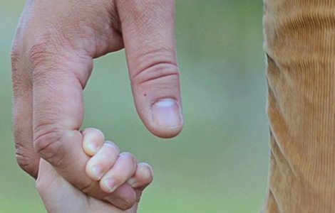 Motivul pentru care un tata a incercat sa isi vanda fetita