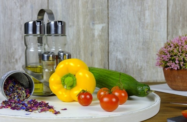 14 flori comestibile pe care le poti folosi in bucatarie