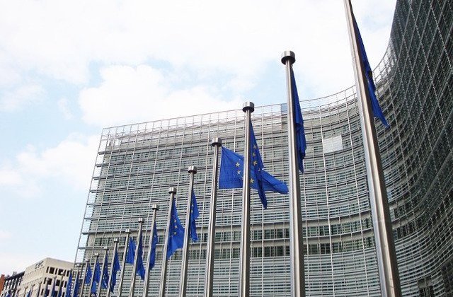 Comisia Europeana, chemata sa apere statul de drept in urma protestelor dispersate cu violenta in Romania