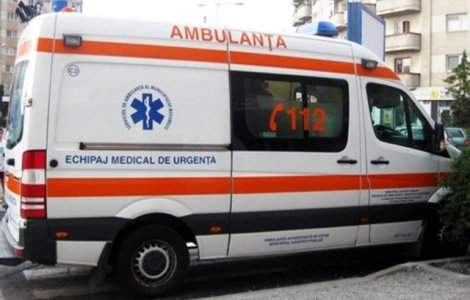 O protestatara care a venit sa depuna plangere penala impotriva jandarmilor, luata cu ambulanta de la Parchetul Militar