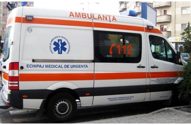 O protestatara care a venit sa depuna plangere penala impotriva jandarmilor, luata cu ambulanta de la Parchetul Militar