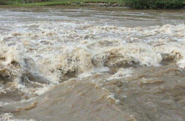 Raurile Trotus, Prahova si Olt, sub Cod galben de inundatii pana la ora 23:00