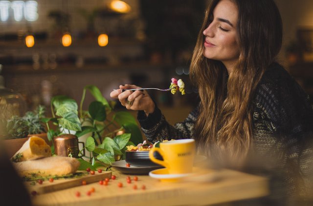 Studiu: Milenialii opteaza pentru mancarea realizata din ingrediente a caror provenienta este cunoscuta