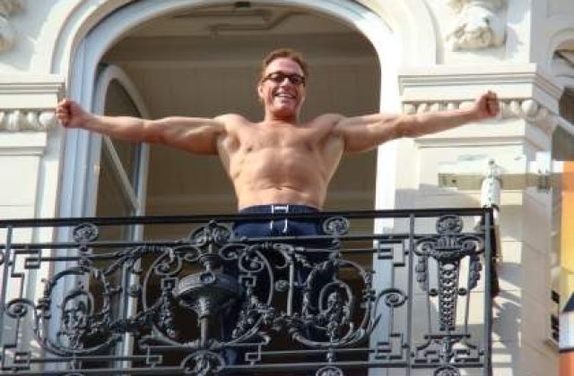 Jean-Claude Van Damme, implicat intr-un accident de masina