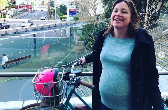 O femeie ministru din Noua Zeelanda s-a dus la spital cu bicicleta ca sa nasca