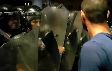 Protestatar: Un jandarm lovea multimea cu o bucata de gard. Mi-a spus ca este stare de razboi