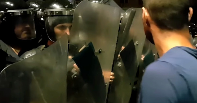 Protestatar: Un jandarm lovea multimea cu o bucata de gard. Mi-a spus ca este stare de razboi