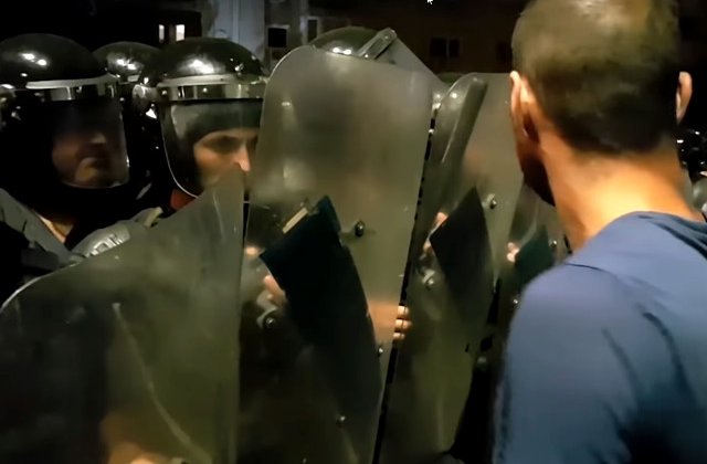 Protestatar: Un jandarm lovea multimea cu o bucata de gard. Mi-a spus ca este stare de razboi
