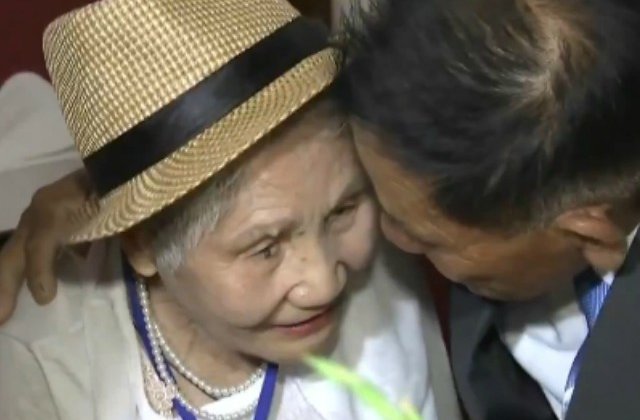 S-au vazut pentru prima oara in 68 de ani: reuniunea emotionanta dintre o mama si fiul ei / VIDEO