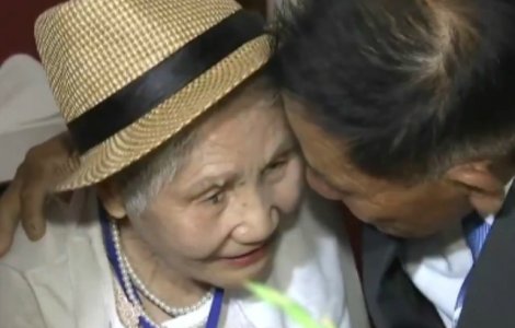 S-au vazut pentru prima oara in 68 de ani: reuniunea emotionanta dintre o mama si fiul ei / VIDEO